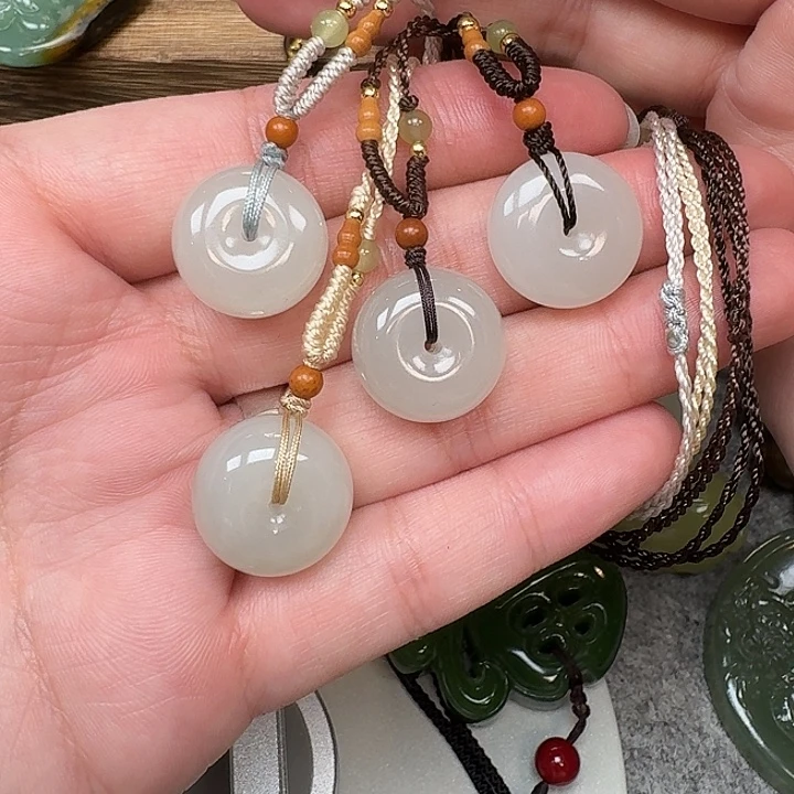 和田玉未镶嵌吊坠(赠链)