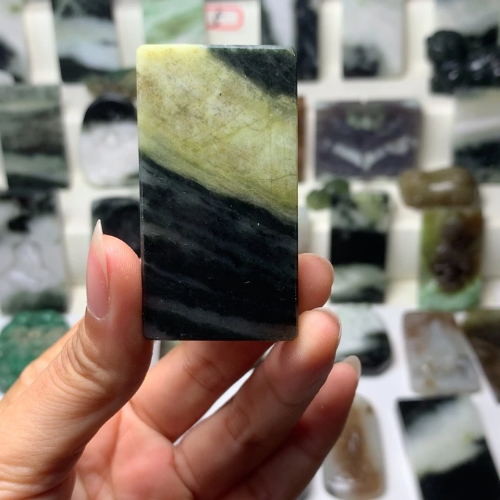 独山玉未镶嵌颈饰