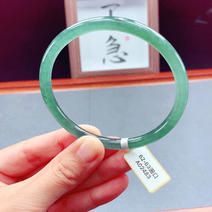未镶嵌手镯翡翠圆镯