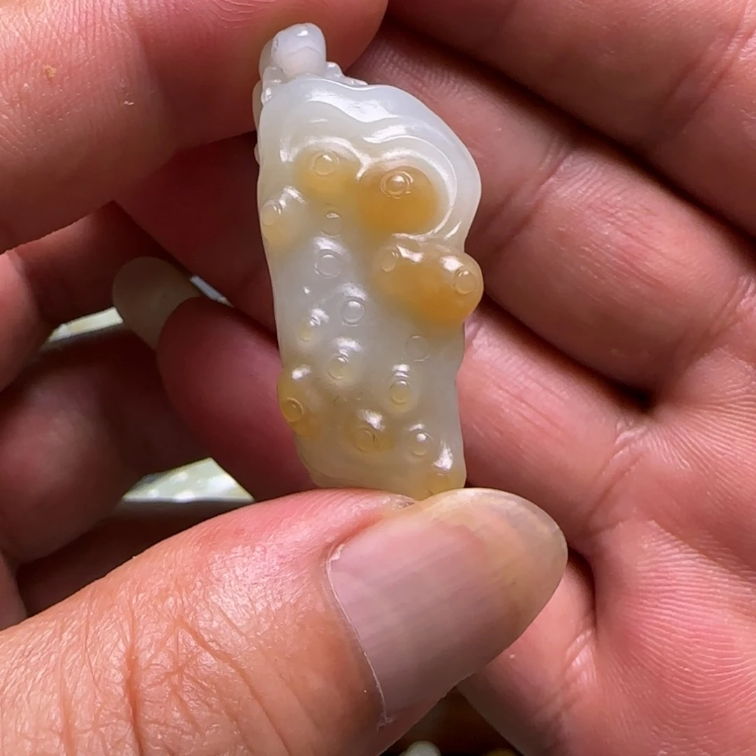 和田玉未镶嵌颈饰墨*