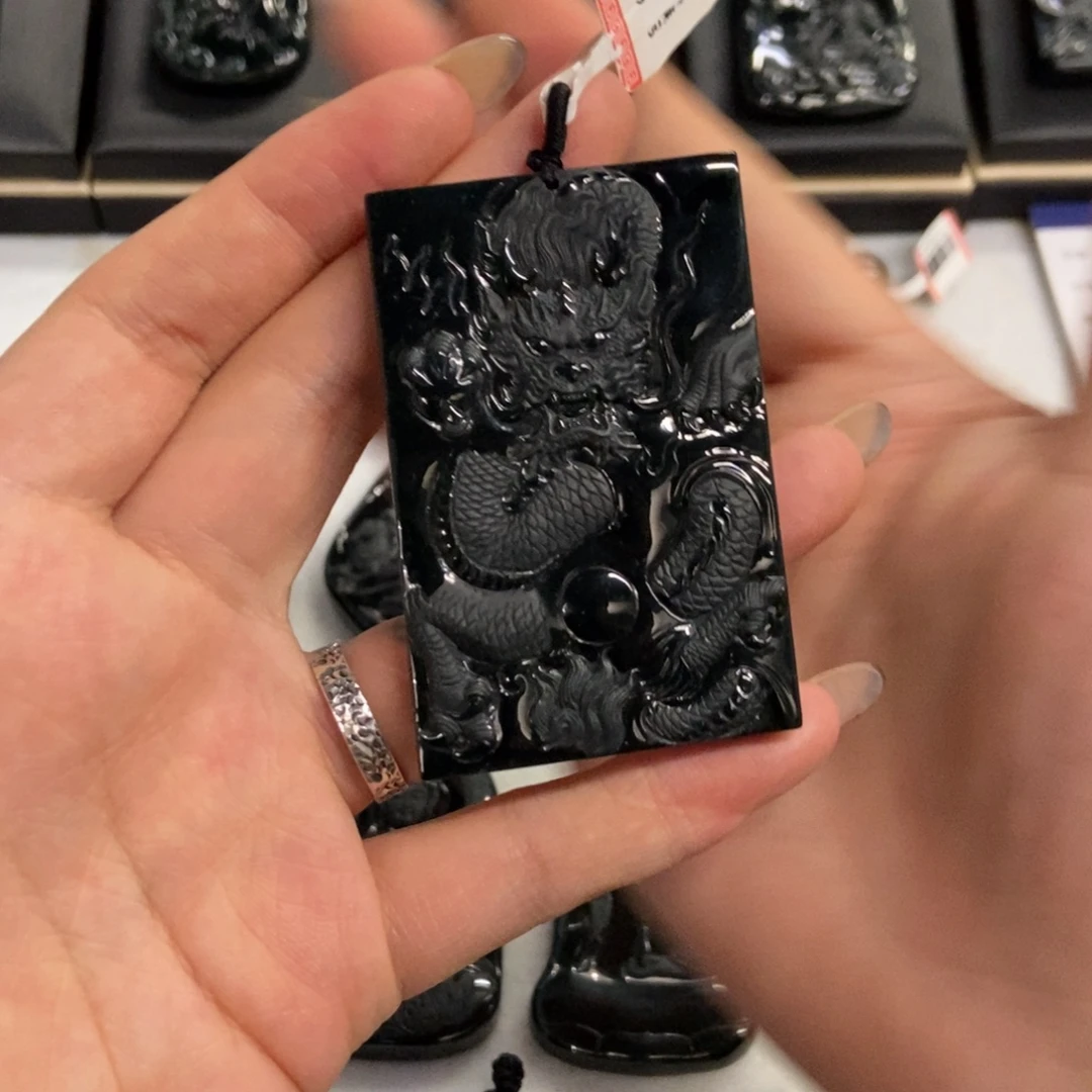 两***。翡翠未镶嵌颈饰翡翠