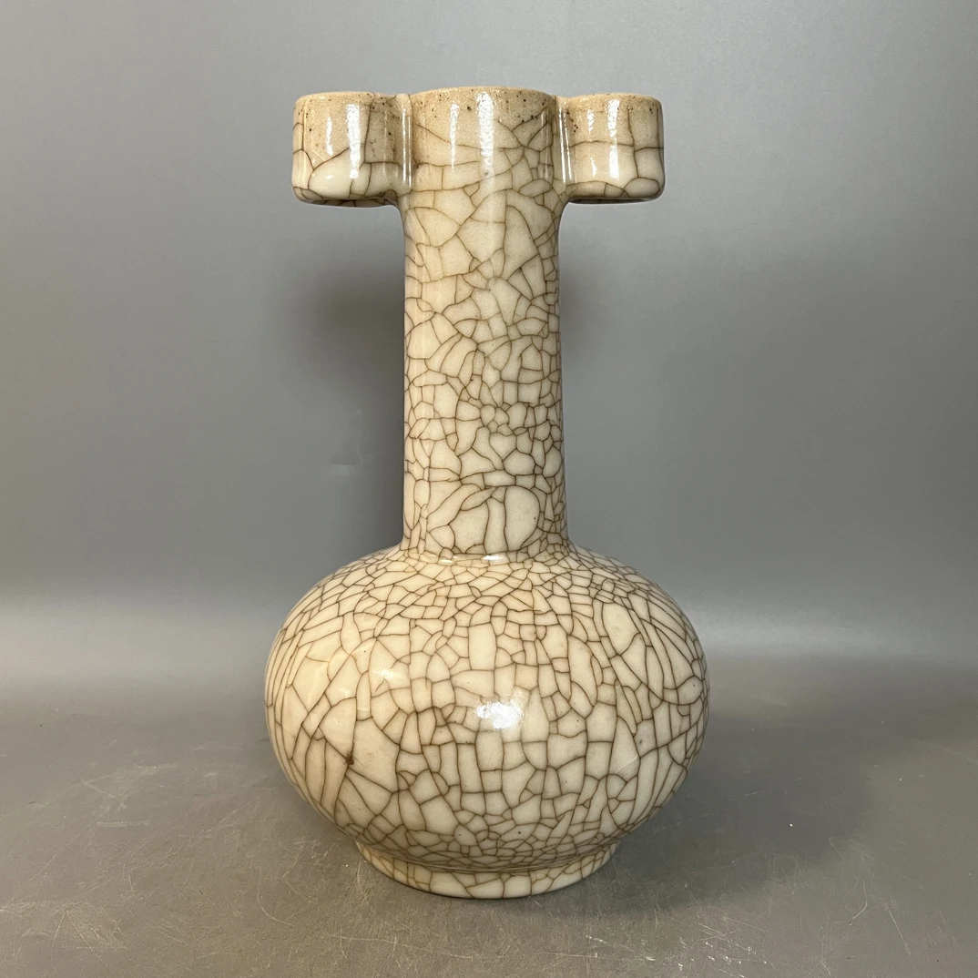 官窑瓷器贯耳瓶摆件