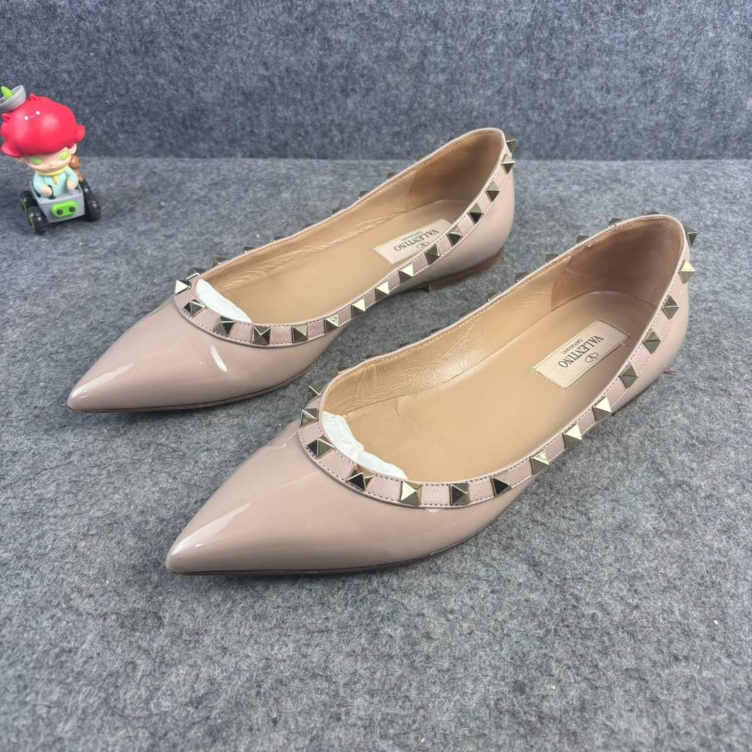 95新 Valentino/华伦天奴 奶茶色铆钉平底鞋 37码YLP2188