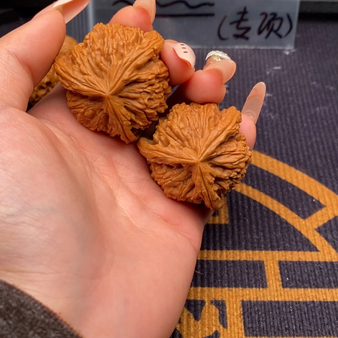小***秋文玩核桃吊坠白狮子