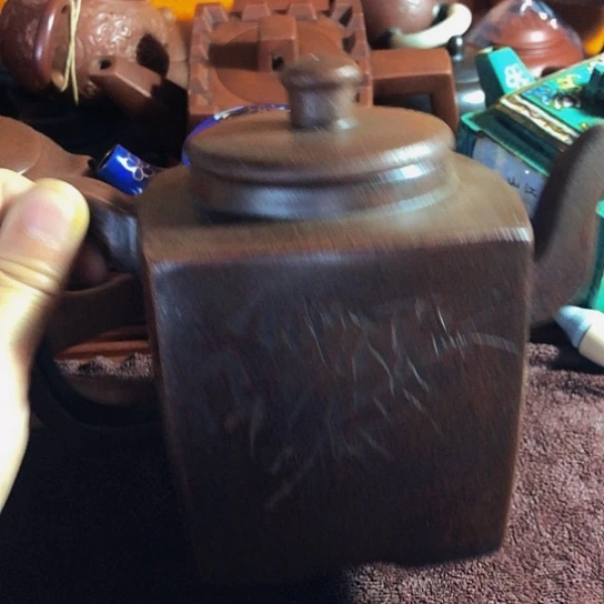 紫砂茶壶原矿泥料手工制作的紫砂壶。