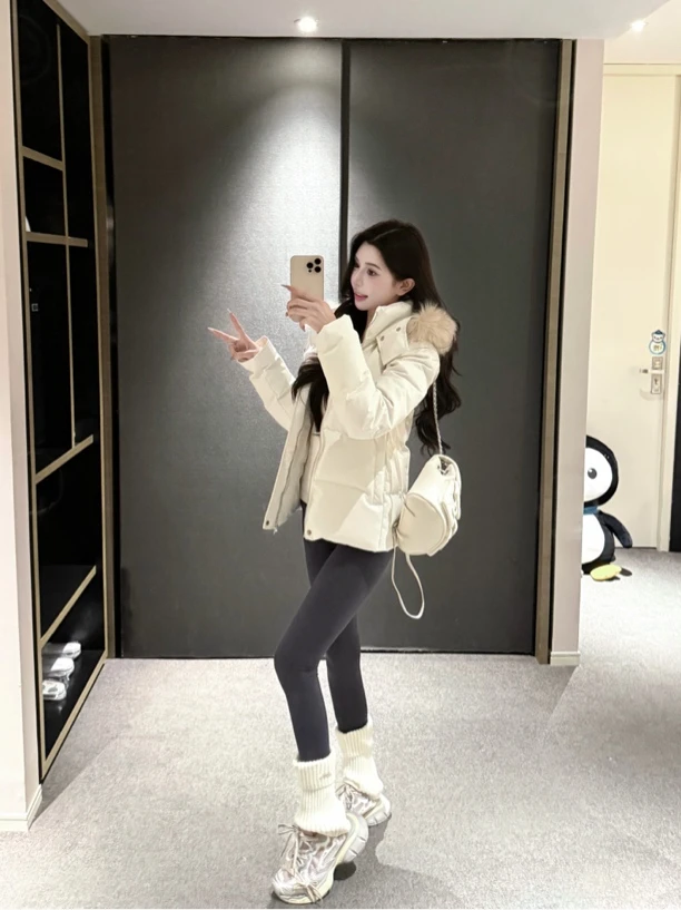 《JIUJIU》90白鸭绒收腰版羽绒服女短款白色修身貉子毛领外套