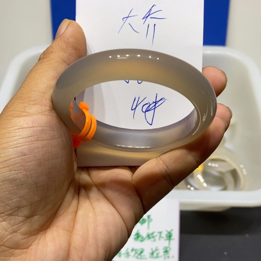 乔***乔玛瑙/玉髓未镶嵌手镯