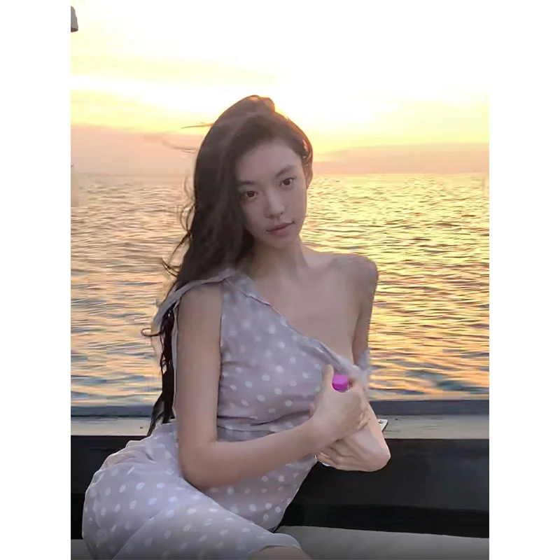 2025年夏季新款设计感斜肩单肩吊带裙不规则连衣裙波点印花开叉裙