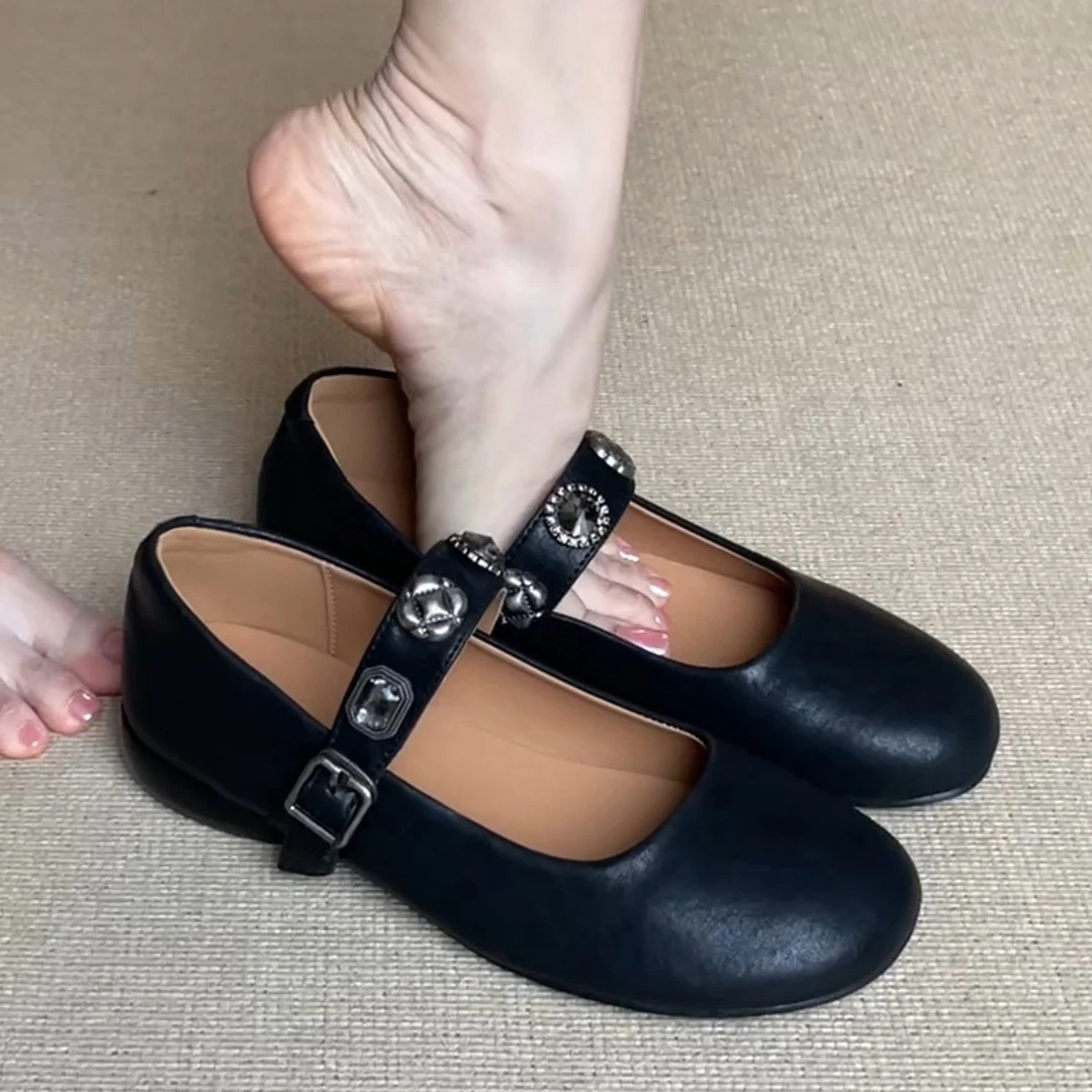 法式平底圆头单鞋女新款晚晚风一字扣带黑色软底浅口通勤玛丽珍鞋