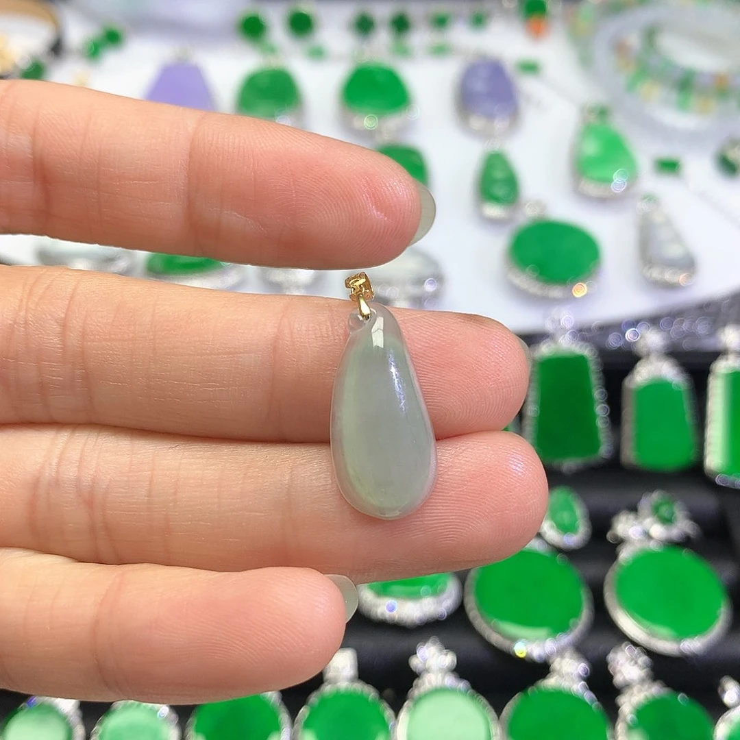 颈饰18K金镶嵌翡翠吊坠