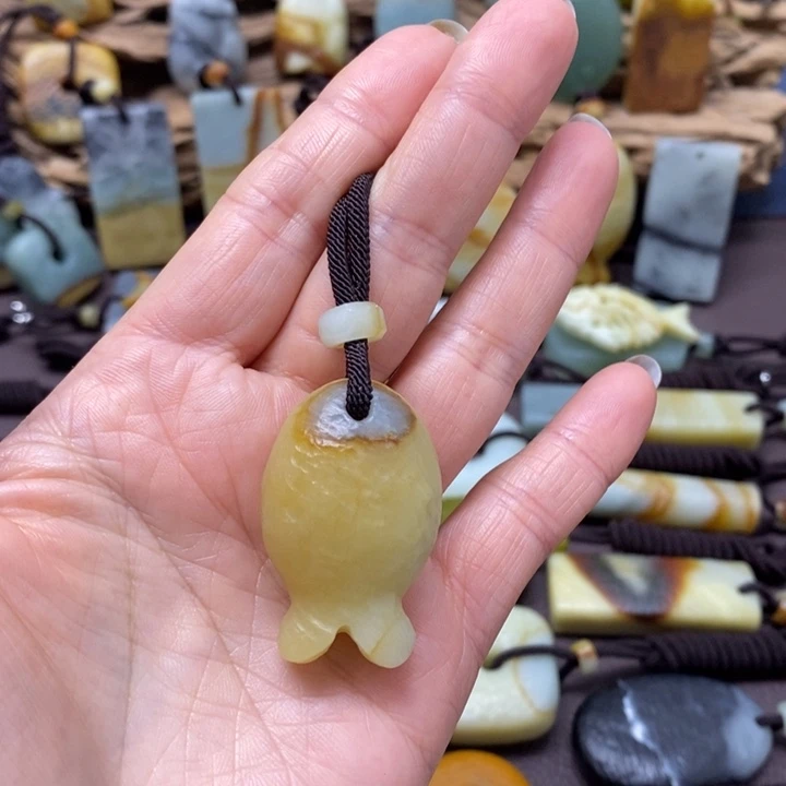 蛇纹石玉未镶嵌颈饰