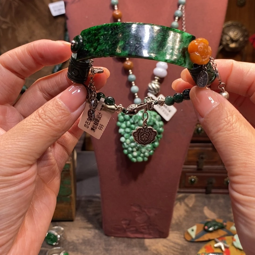 翡翠吊坠(赠链)未镶嵌