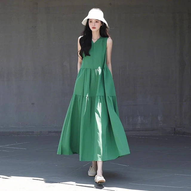法式V领绿色无袖连衣裙女2025夏新款设计感简单大方拼接背心裙子