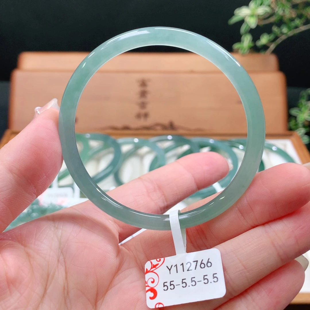 翡翠手镯未镶嵌天然