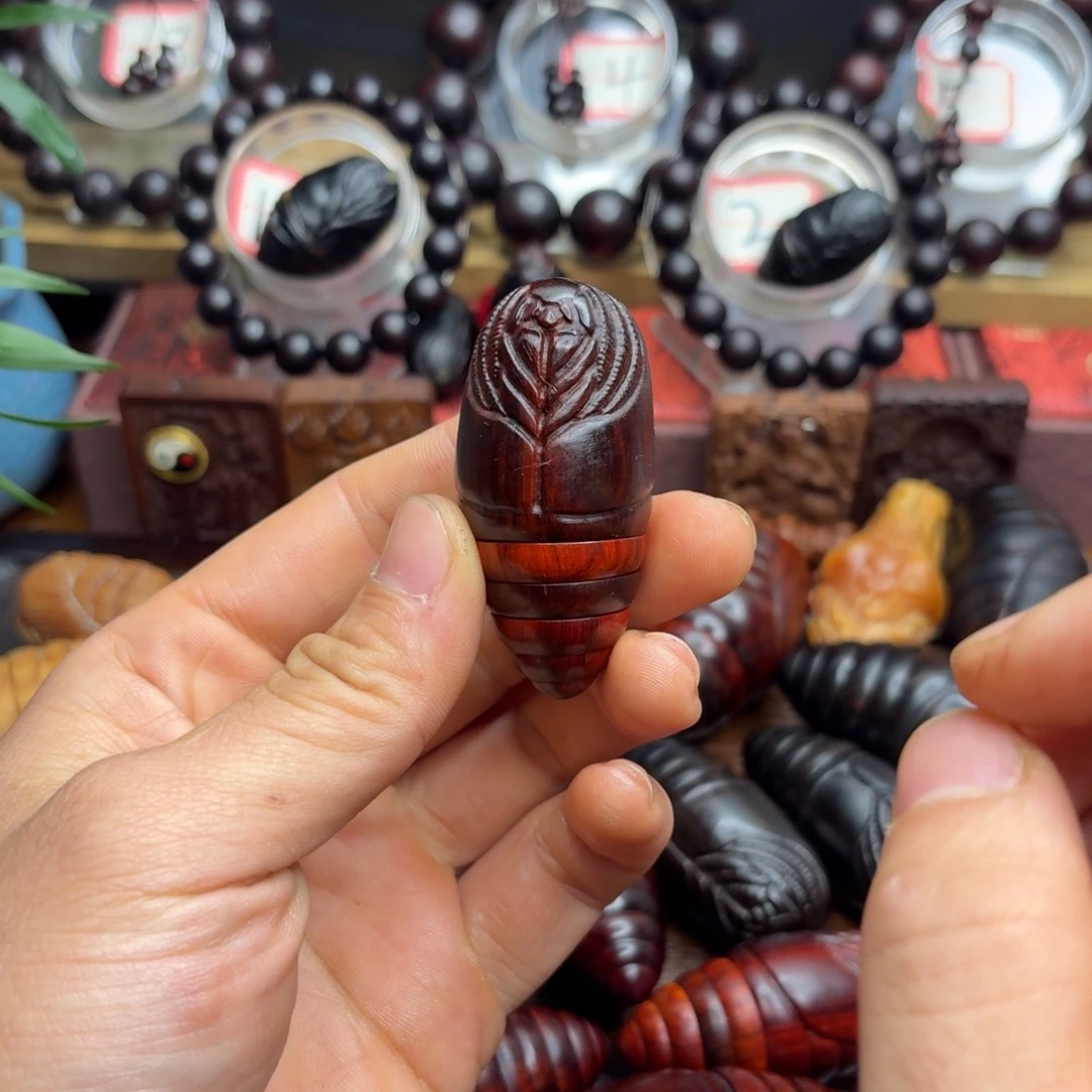 小叶紫檀蚕蛹手把件一个