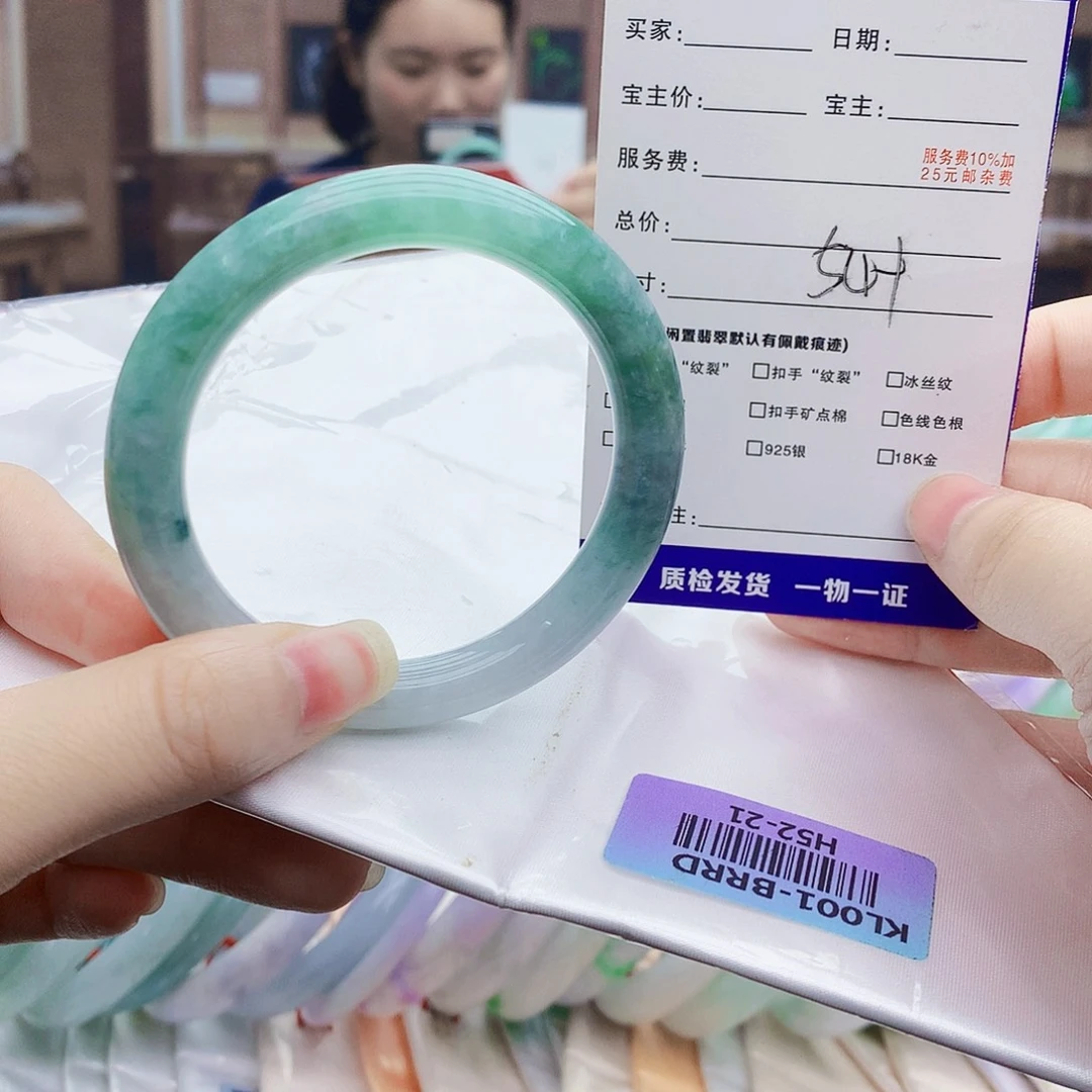 翡翠手镯未镶嵌The first thing