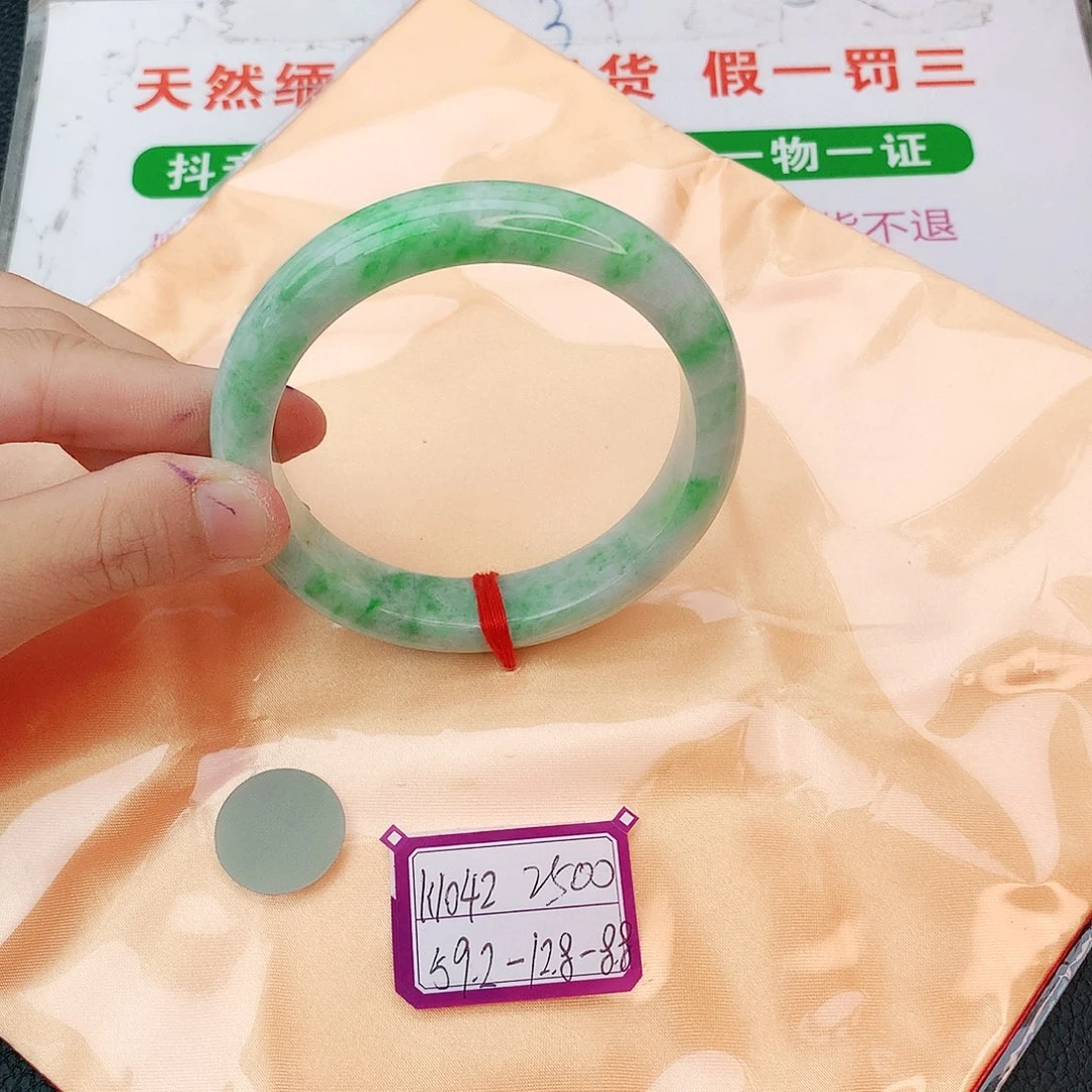 翡翠手镯未镶嵌翡翠