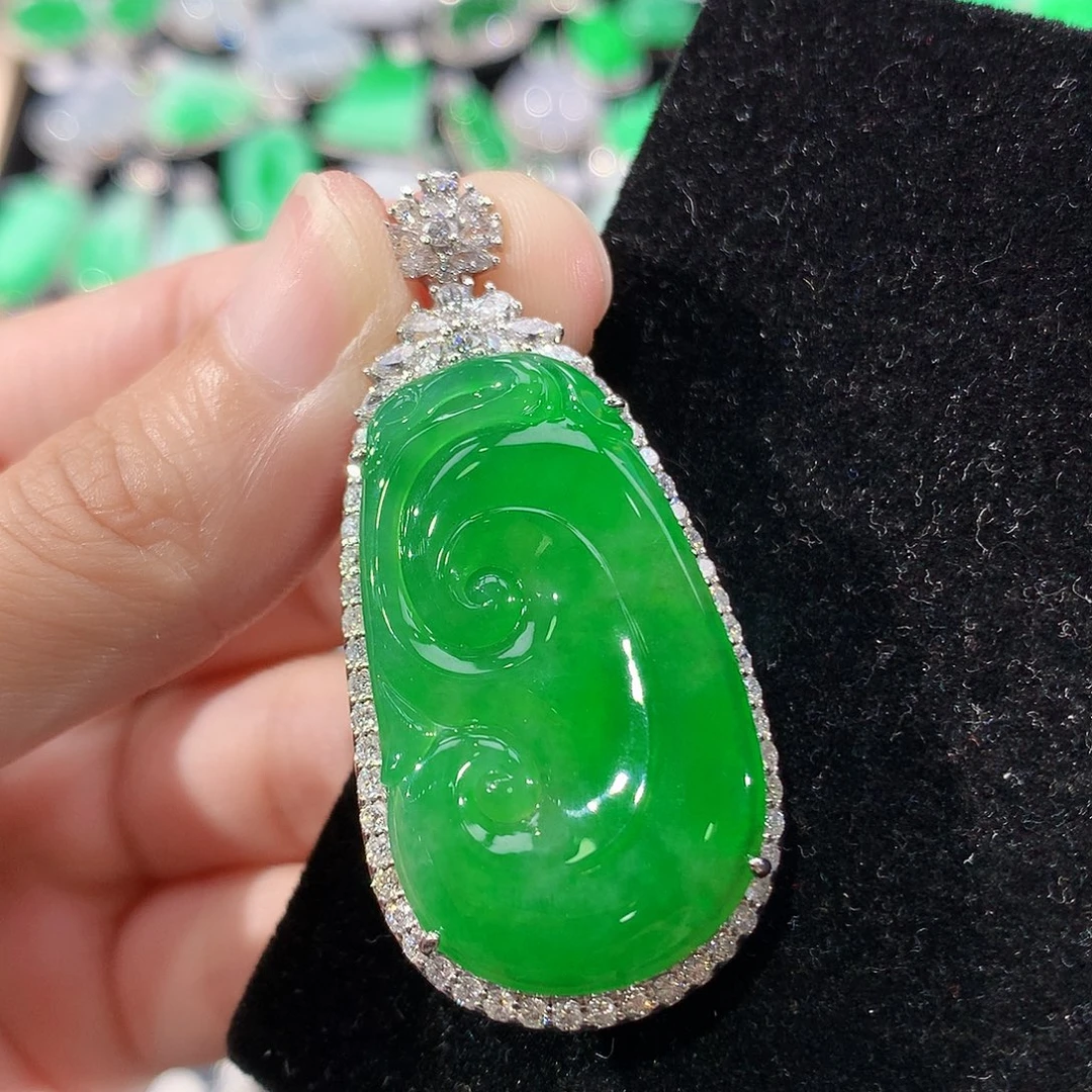 翡翠18K金镶嵌颈饰