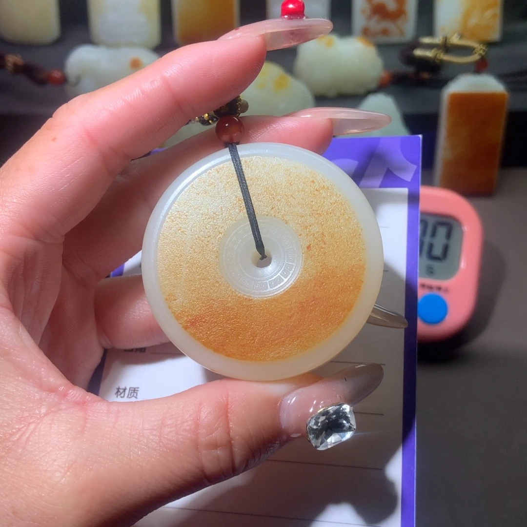 和田玉挂件未镶嵌别****呢