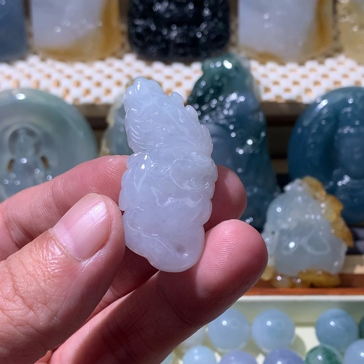 用***6翡翠未镶嵌颈饰龙鱼