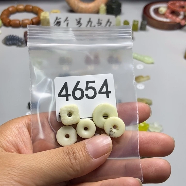 蕾***未镶嵌蛇纹石玉颈饰