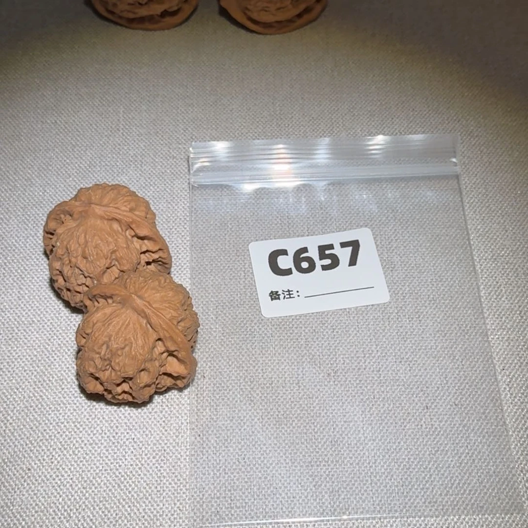 文玩核桃吊坠梨木台657