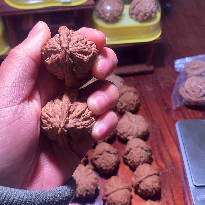 何***下文玩核桃吊坠白狮子