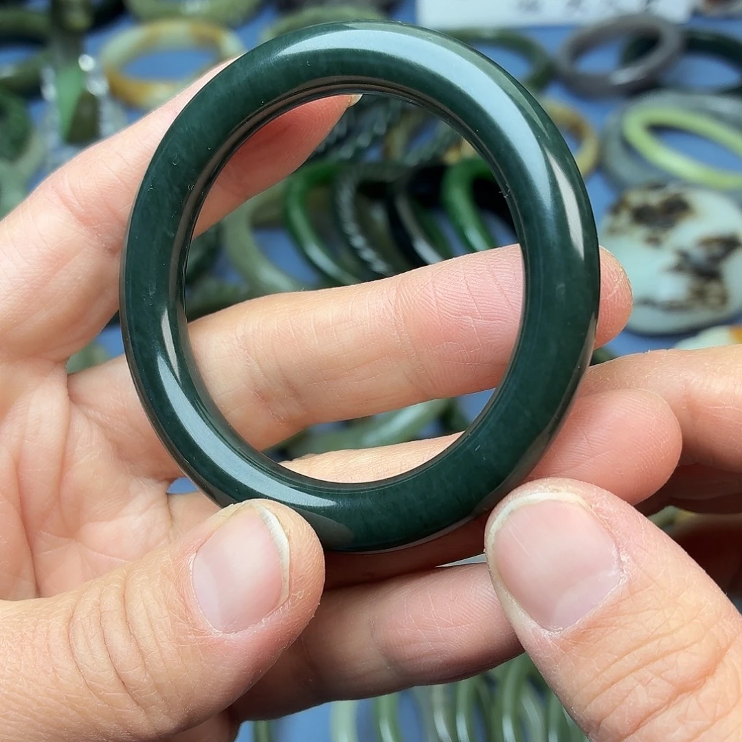 和田玉未镶嵌手镯001，圈口50.5mm小胖圆