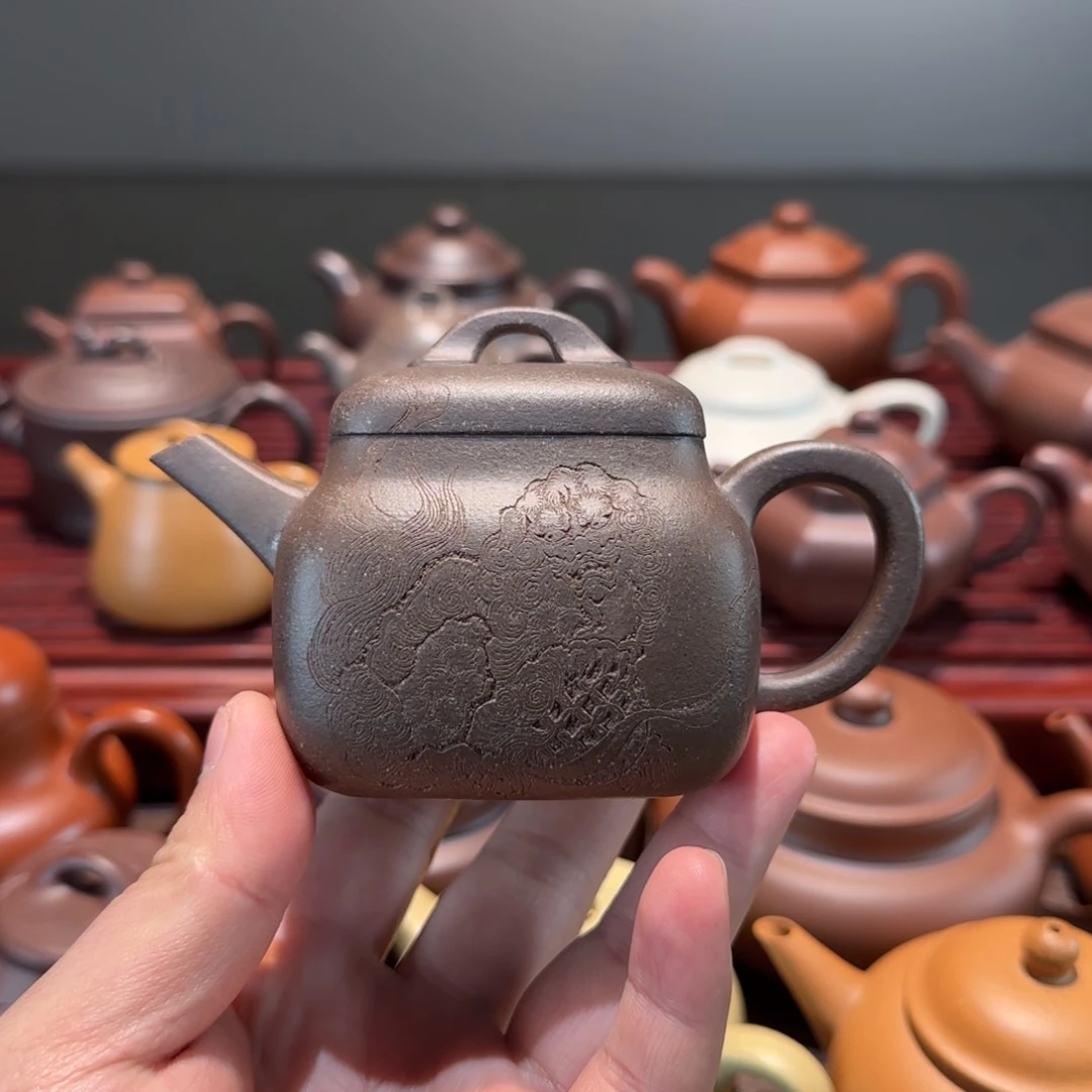 紫砂茶壶一**在天青泥四方汉瓦