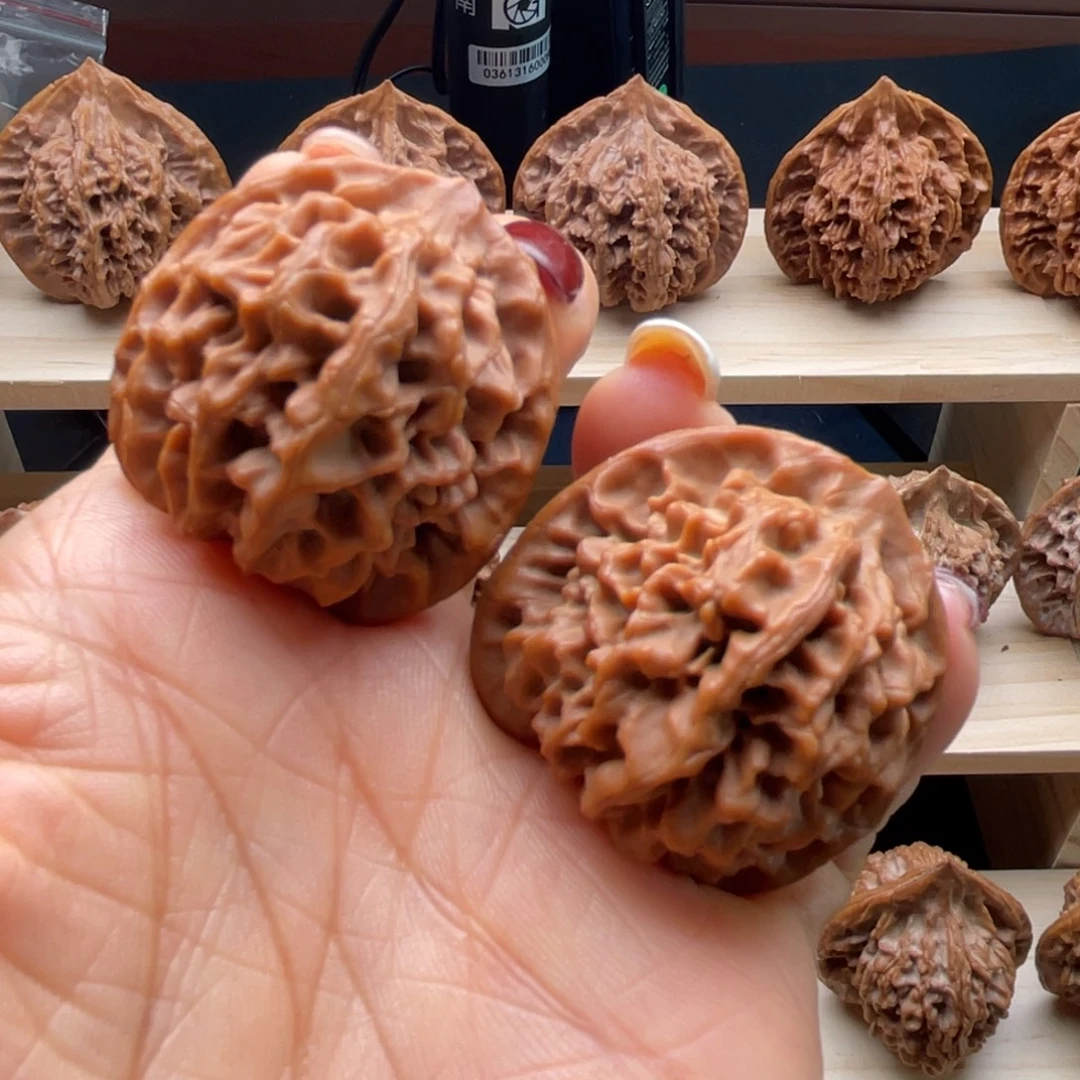 独***踞文玩核桃吊坠秦岭核桃