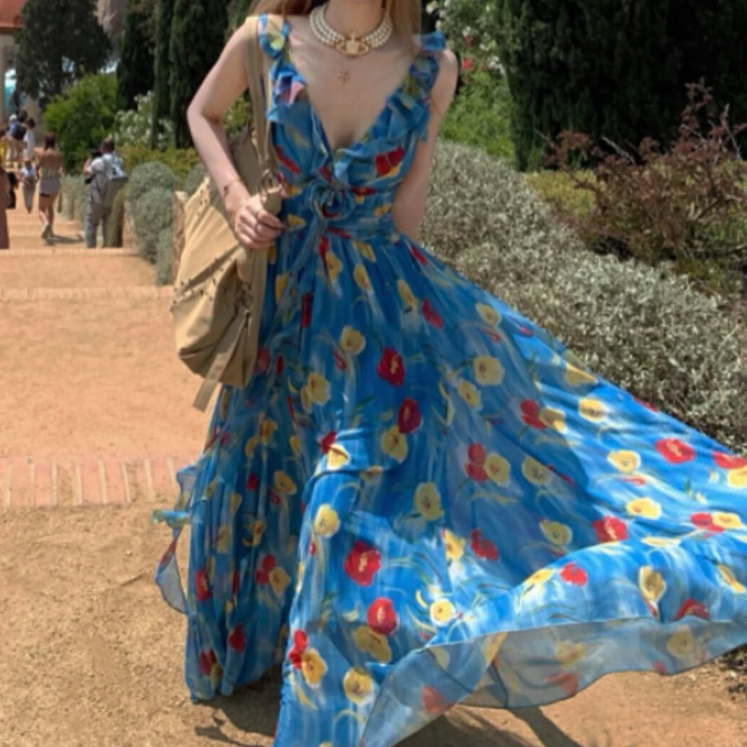 海边度假穿搭蓝色v领碎花连衣裙子女夏季收腰露背大裙摆沙滩长裙