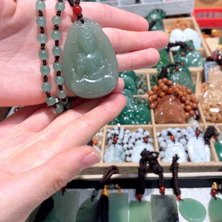 石英质玉未镶嵌颈饰