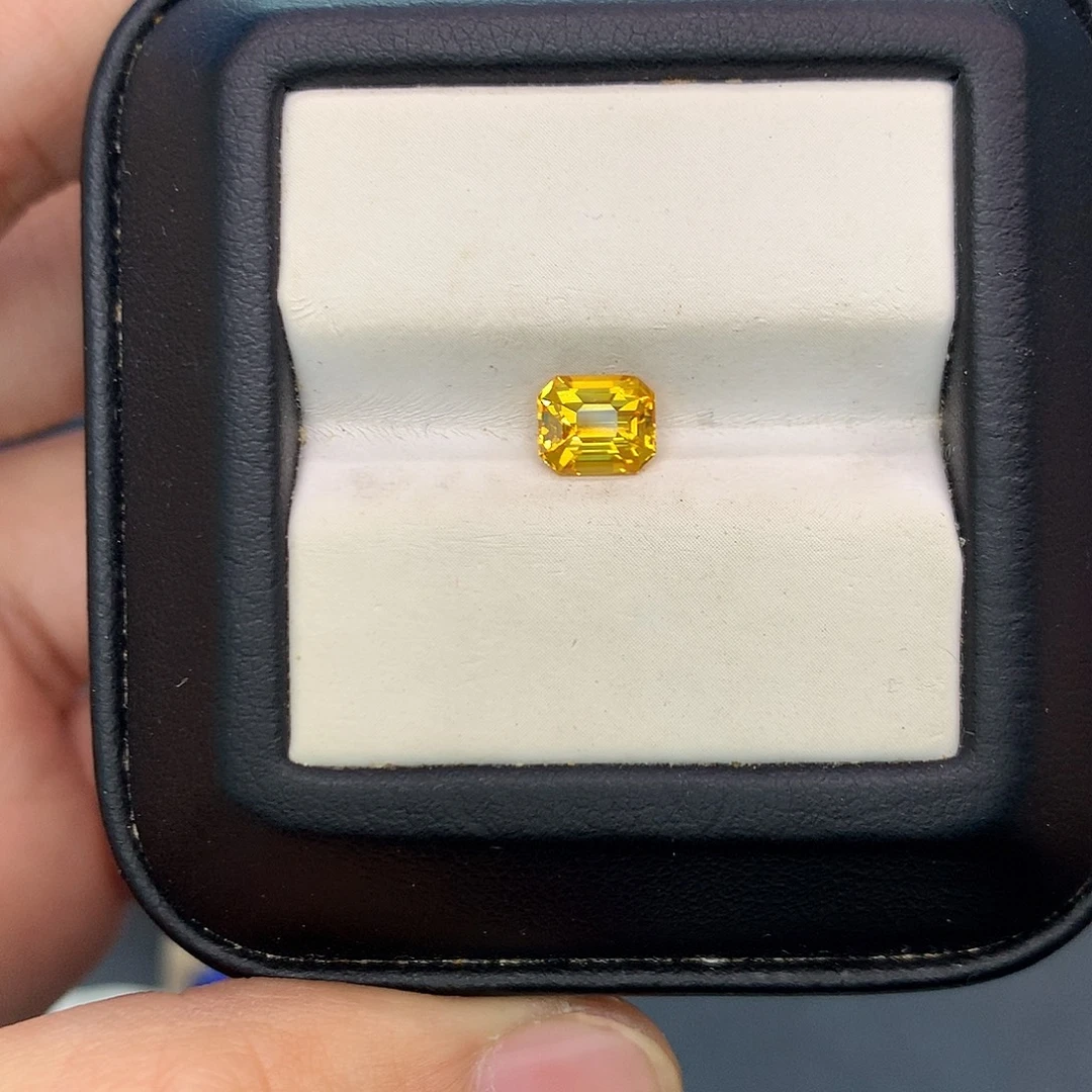 彩色蓝宝石裸石1.06克拉全净祖切黄蓝宝