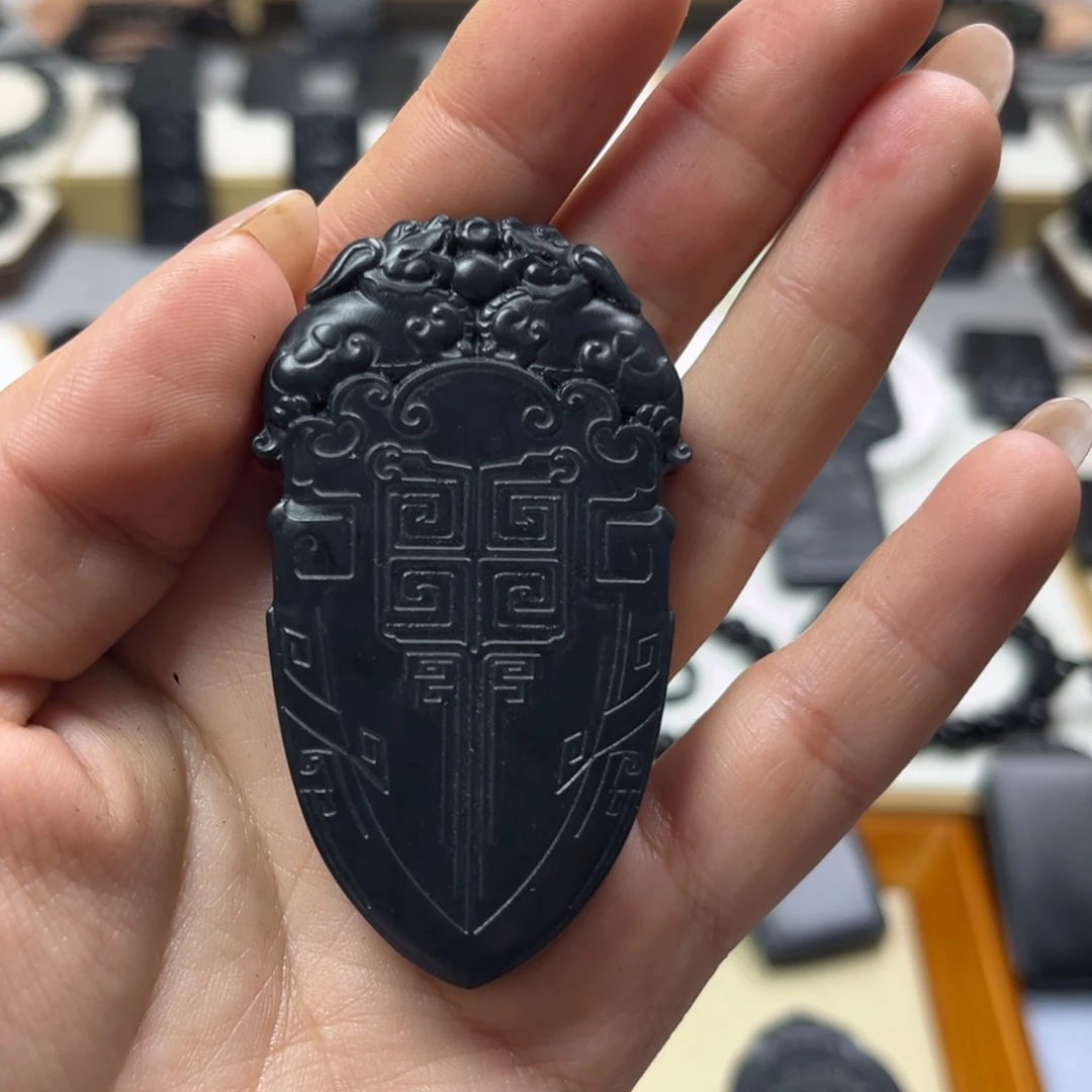 和田玉（墨玉）未镶嵌颈饰盾牌守护羊脂60克左右