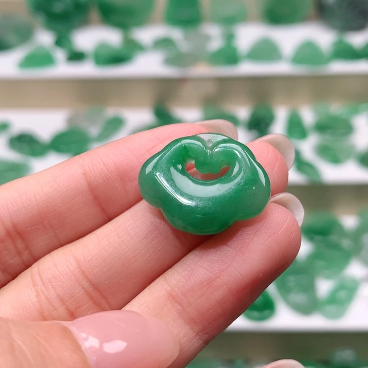 颈饰未镶嵌石英质玉