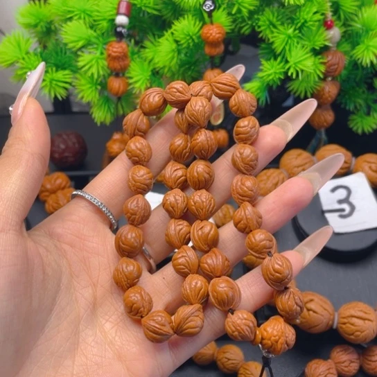 桃核吊坠龙纹核桃。手持36