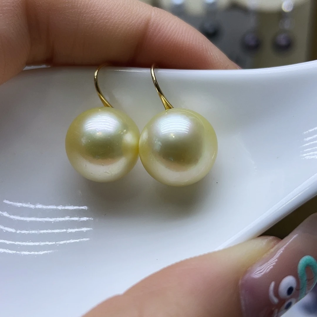 18K金镶嵌海水珍珠耳饰