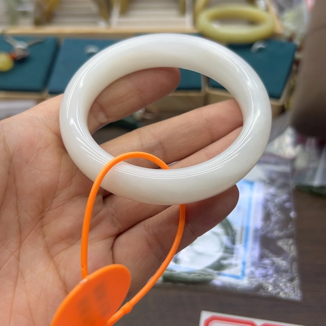 和田玉未镶嵌手镯57.9圈围700瑕