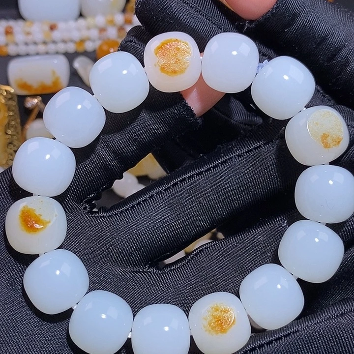 飞****和田玉未镶嵌手链