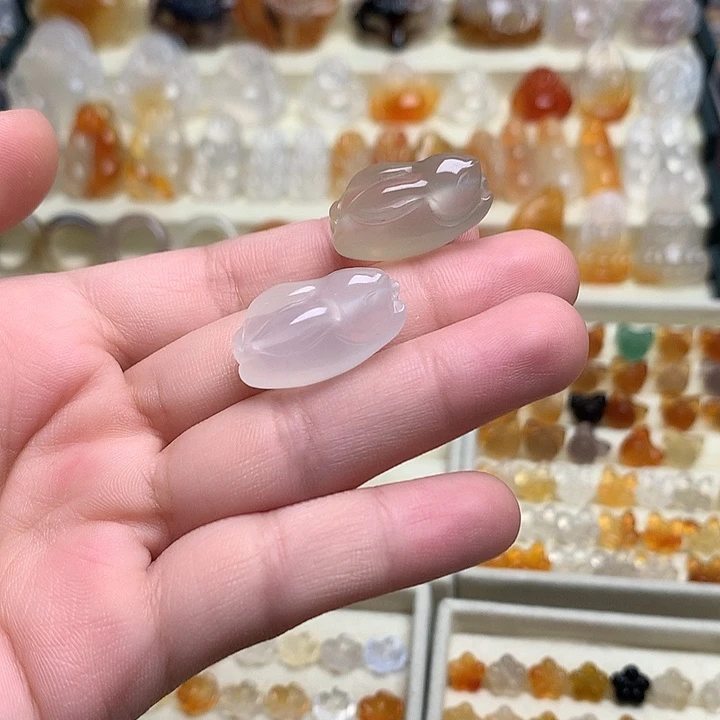 玛瑙/玉髓未镶嵌玛瑙飞天兔/只