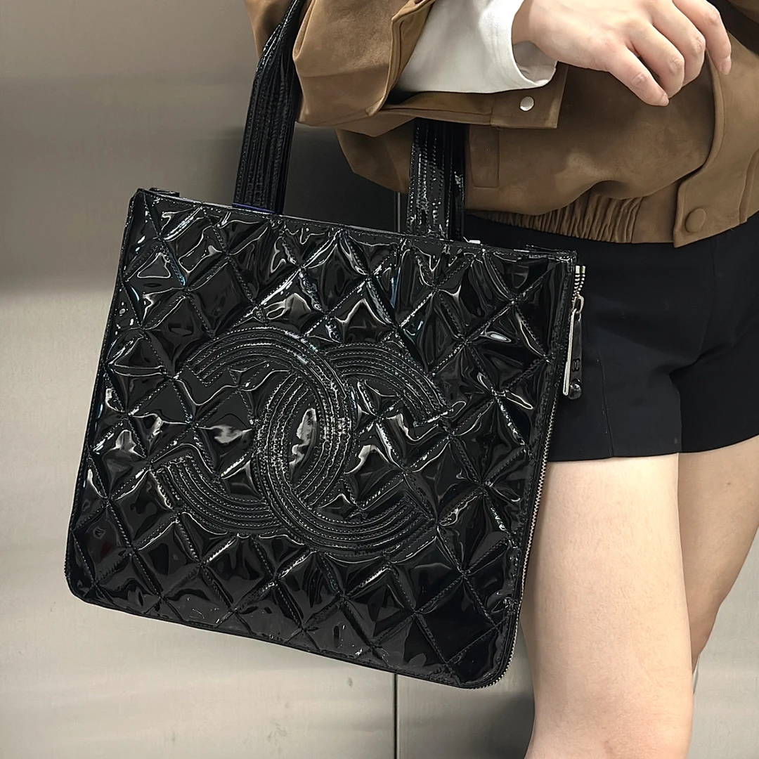 99新 Chanel/香奈儿 黑色漆皮大标托特包