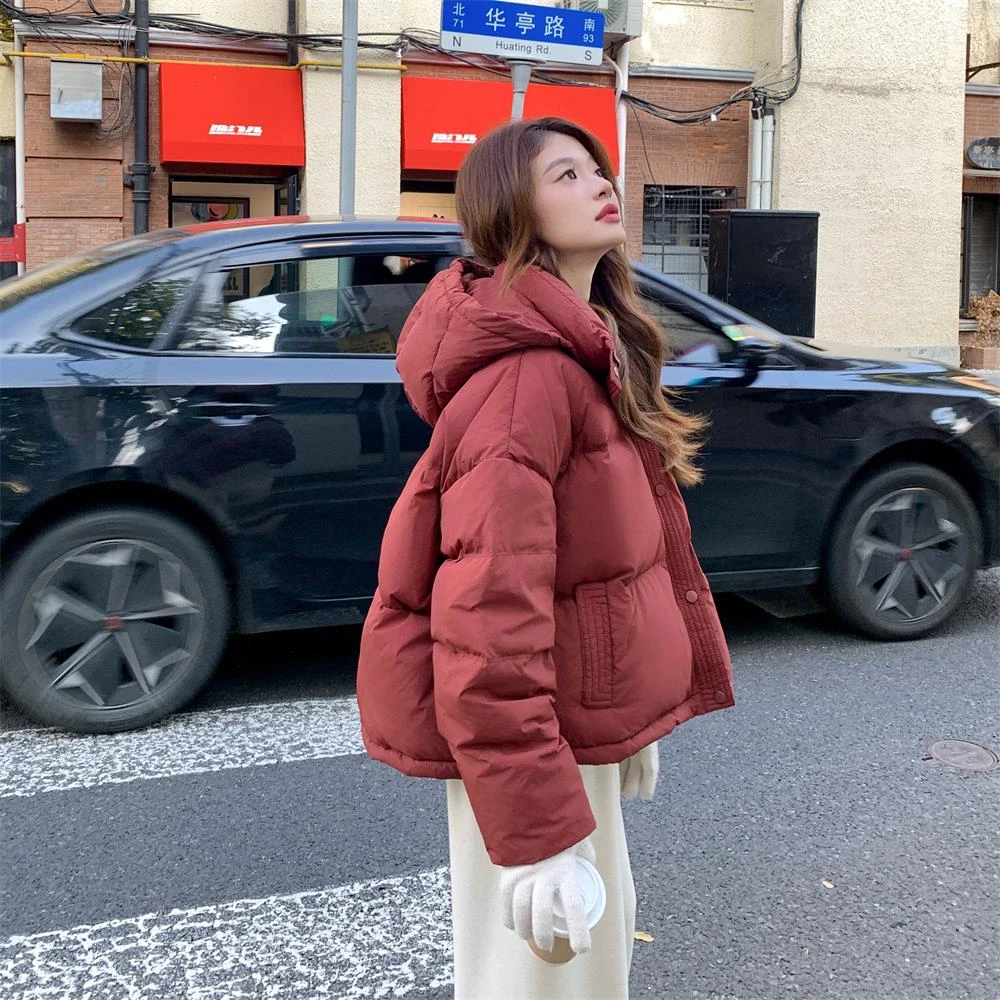 安可拉红短款连帽羽绒服女冬季新款减龄百搭小个子流行面包服外套