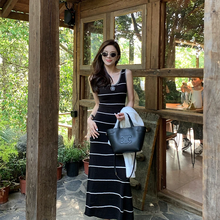夏季针织拼接时尚长裙假日小香黑白条纹撞色钩花气质收腰连衣裙女