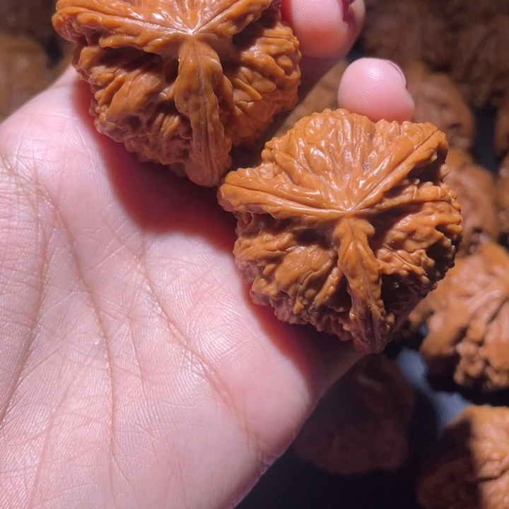 泥***痕文玩核桃吊坠白狮子