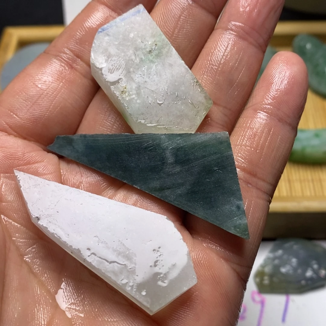 张***勇翡翠未镶嵌颈饰翡翠