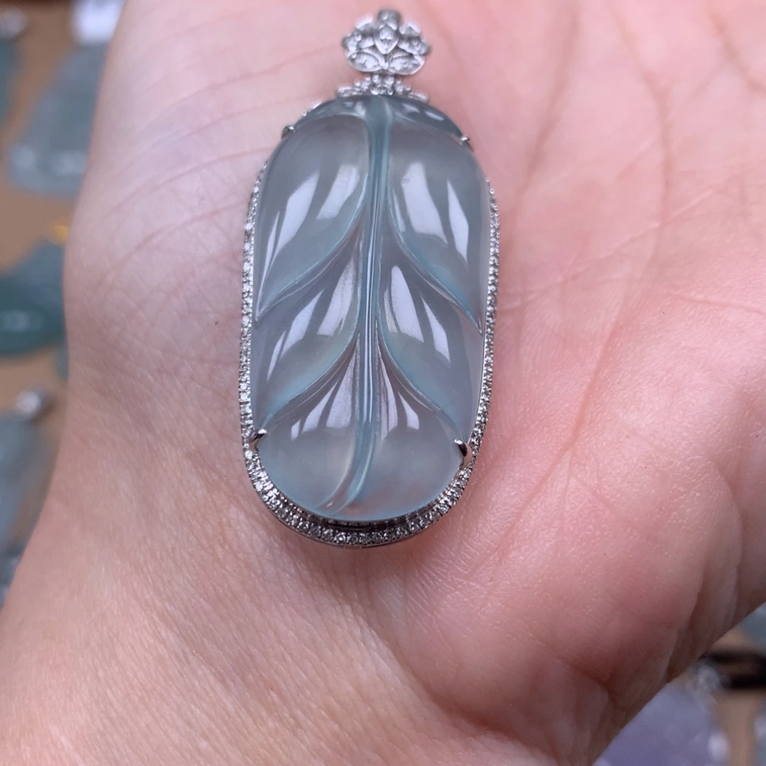 翡翠18K金镶嵌颈饰缅甸翡翠A货