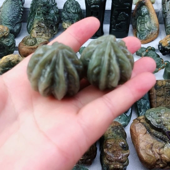未镶嵌岫岩老玉（透闪石质玉）把件