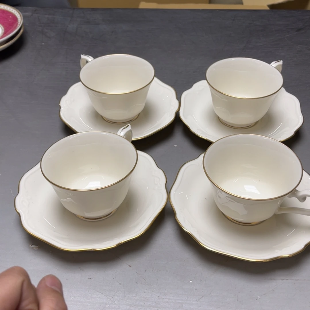 瓷片料****厨密密麻麻地排列着一个