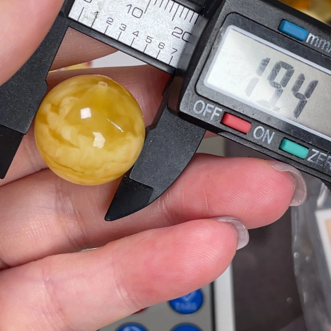 未镶嵌琥珀裸石微瑕3146