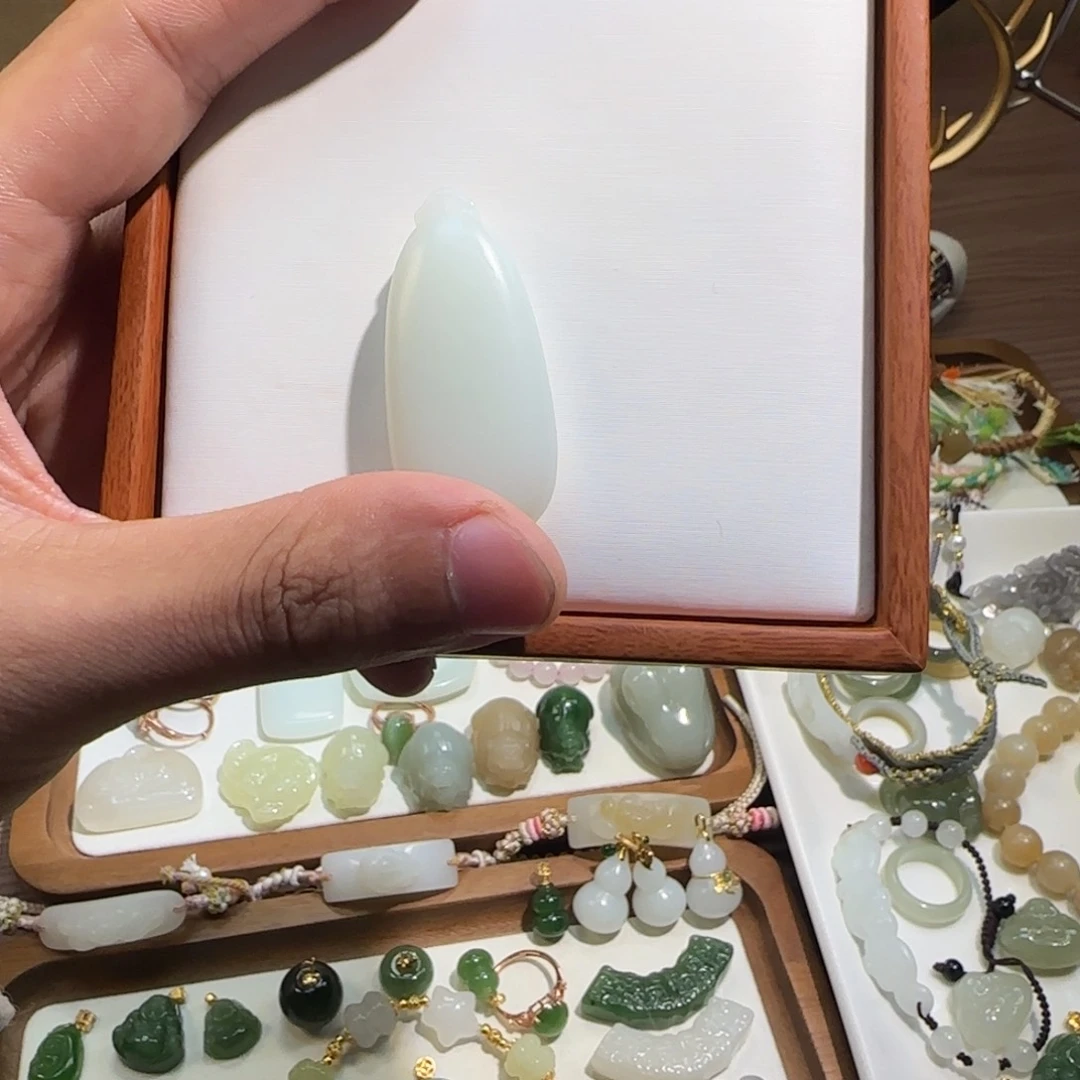 冰****和田玉未镶嵌颈饰